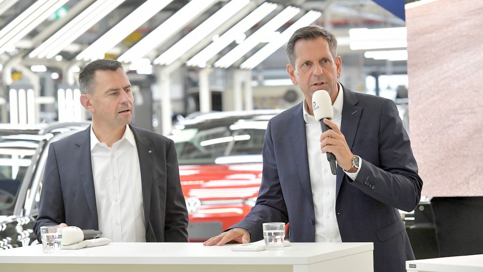 Zu Besuch bei VW in Emden: Martin Sander, Vorstand für Vertrieb, Marketing und After Sales bei Volkswagen (links), und Niedersachsens Ministerpräsident Olaf Lies (SPD). Foto: Klaus Ortgies/Archiv