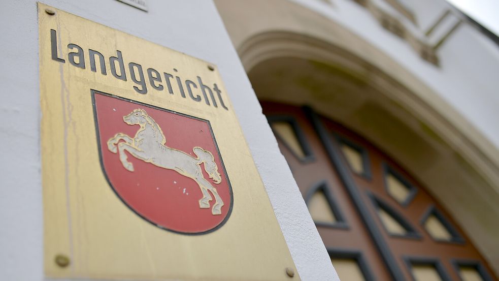 Der Mann muss sich vor dem Landgericht in Aurich verantworten. Foto: Klaus Ortgies/Archiv