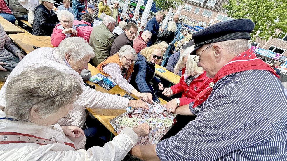Ran an den Fisch! Die Matjestage sind in diesem Jahr vom 29. bis 31. Mai. Foto: Klaus Ortgies/Archiv