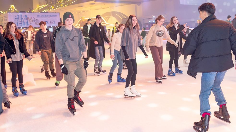Die Eiszeit lockt jedes Jahr in Emden Tausende Schlittschuh-Begeisterte in die Nordseehalle. Foto: Thorben Ihler/Archiv