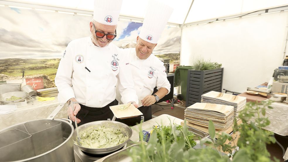 Bei Emden à la Carte tischen bekannte Köche aus Emden auf dem Neuen Markt auf, zum Beispiel Santino la Tona (links). Foto: Jens Doden/Archiv