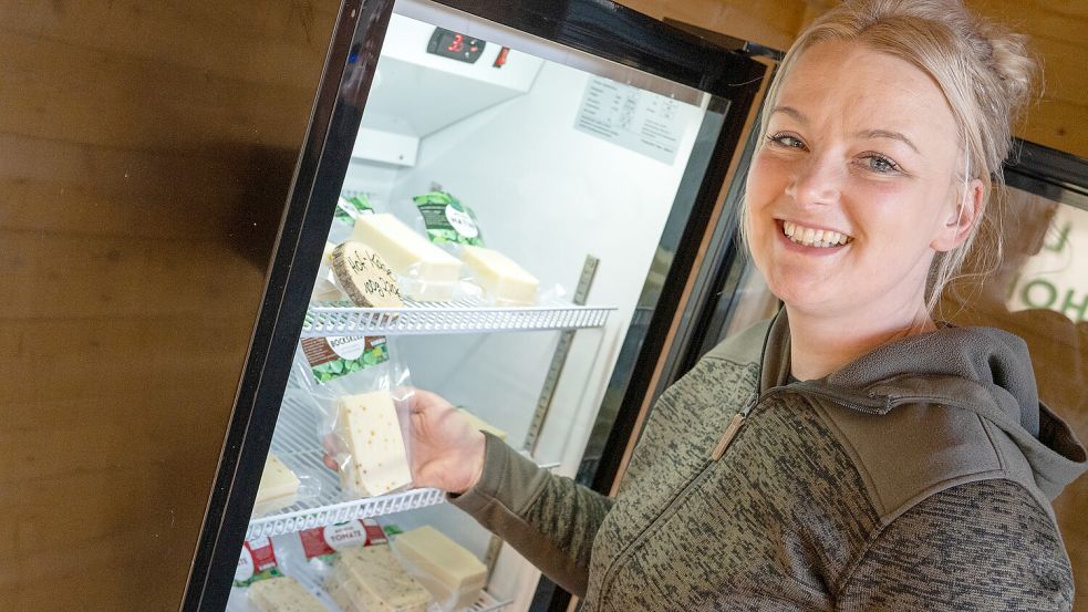Im Hofladen von Bünting und Menzi können Gourmets auf Käse-Shoppingtour gehen. Foto: Klaus Ortgies
