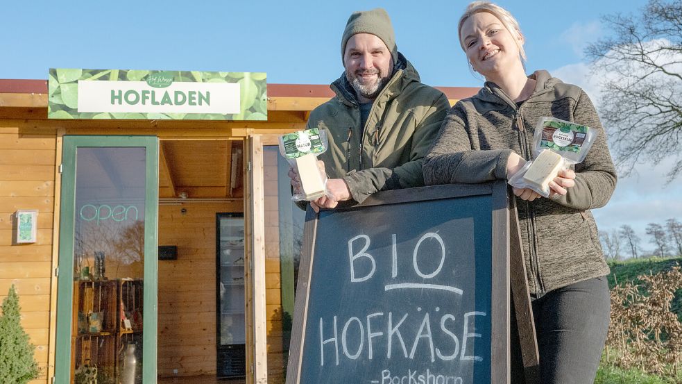 Michael Bünting und Birte Menzi haben sich mit ihrem Biohof und eigener Käseherstellung einen Traum erfüllt. Foto: Klaus Ortgies