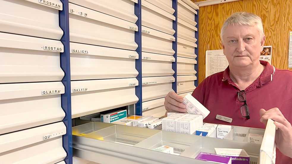 Hinter den Regalen mit den Medikamenten wuchs für Apotheker Heinrich Müller über viele Jahre ein Traum, den er jetzt endlich verwirklichen will: ein Leben in Lettland. Foto: Stephanie Tomé