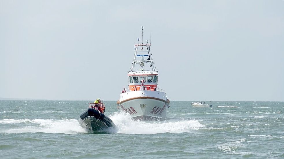 Seenotrettungskreuzer EUGEN der DGzRS-Station Norderney mit Arbeitsboot HUBERTUS. Archivfoto: Andreas Rade