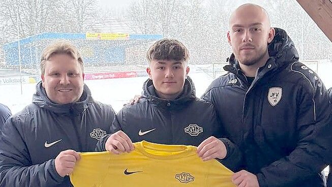 Germania-Trainer Jan-Niklas Eickels (links) und sein künftiger Co-Trainer Timon Necknig (rechts) mit A-Jugend-Torjäger Jonas Klap. Necknig ist bisher noch A-Jugend-Trainer beim JFV Leer.