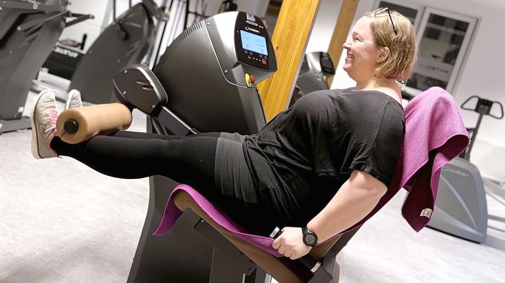 Ich trainiere erst einmal an Fitnessgeräten, um meine Muskulatur gezielt aufzubauen. Spannender Nebeneffekt: Sie zeichnen meinen Trainingserfolg auf. Foto: Anna Schambach