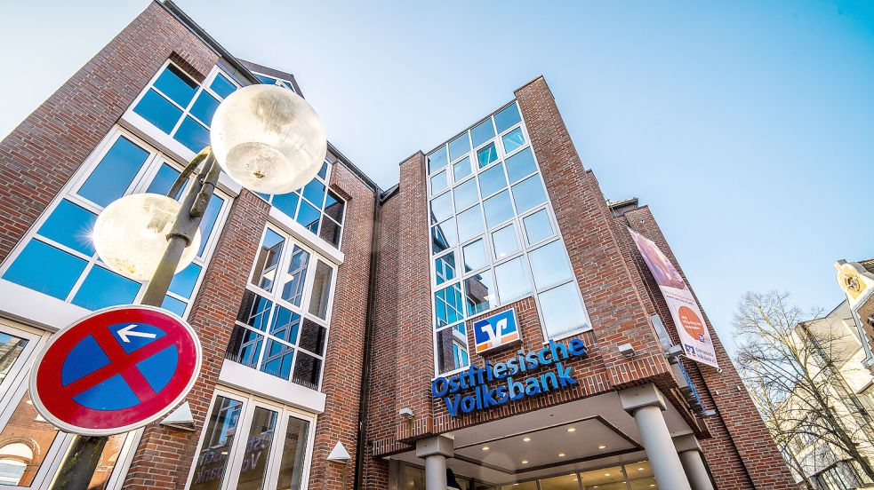 Die Hauptstelle der Ostfriesischen Volksbank in der Mühlenstraße in Leer – daneben unterhält die Genossenschaftsbank zahlreiche Filialen in der Region. Foto: Klaus Ortgies