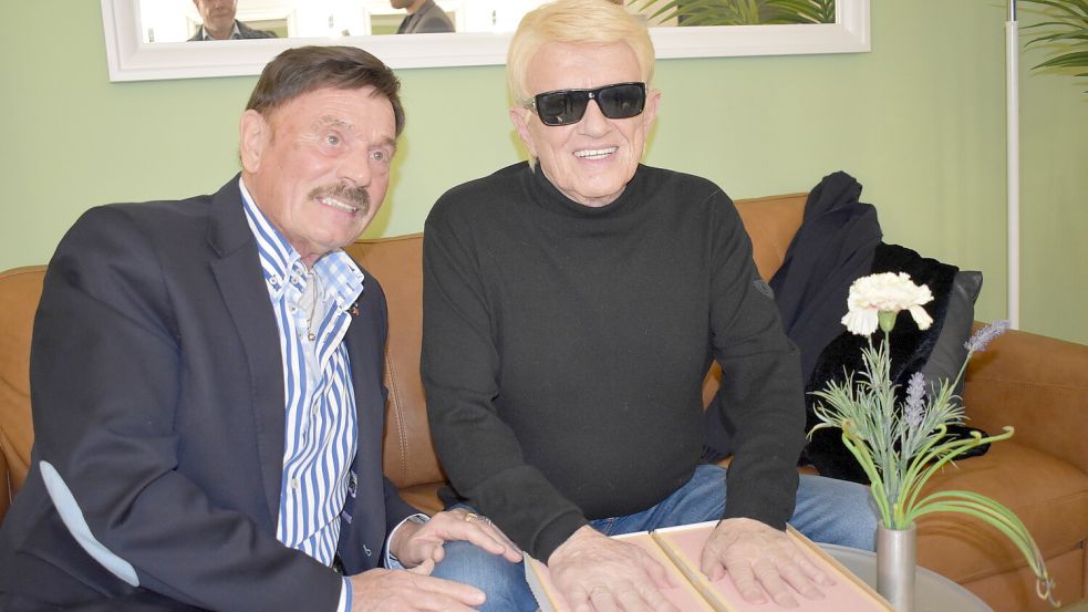 Gerhard Thellmann von „Hands of Fame“ (links) und Heino, der seine Handabdrücke in das Styropor presst. Foto: Hands of Fame.