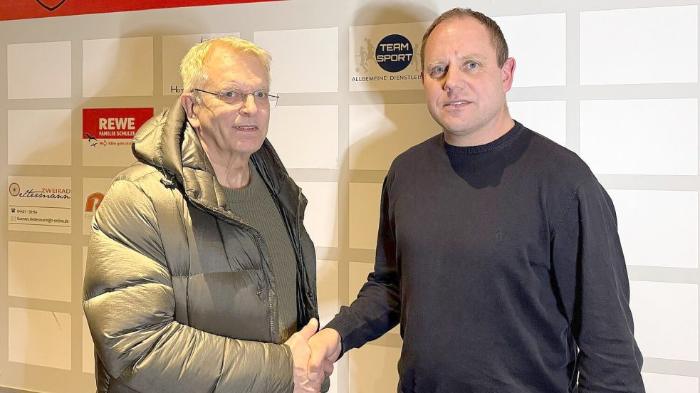 Präsident Dr. Hans Herrnberger (links) verpflichtete mit Frank Löning einen alten Bekannten. Foto: Volker Claasen