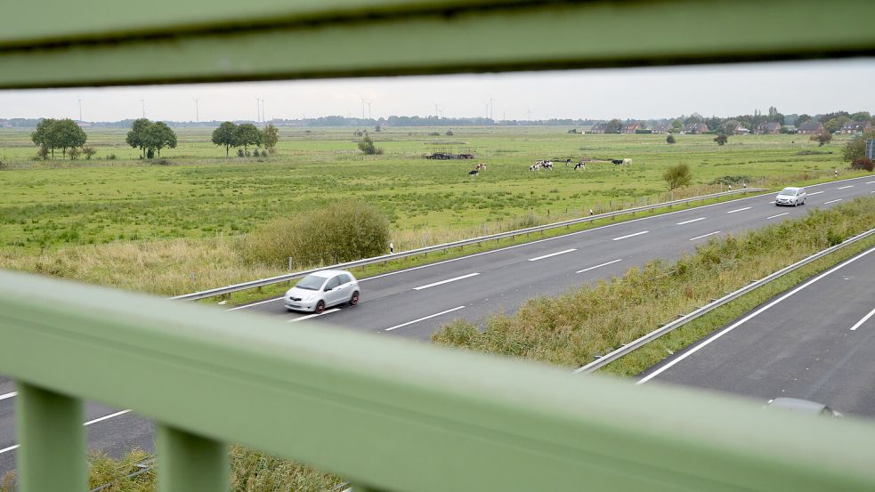 Bei der Autobahn 31 in Höhe der Anschlussstelle Pewsum soll das Gewerbegebiet „Neuer Weg“ der Gemeinde Hinte entstehen. Für Sommer 2026 ist der erste Spatenstich geplant. Foto: Archiv