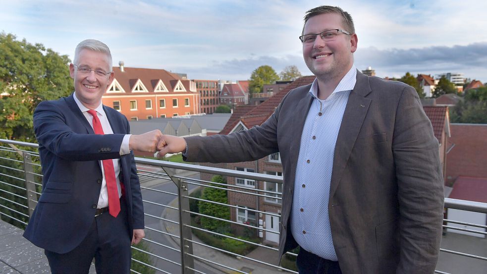 Machen Landrat Matthias Groote (links) und FDP-Kandidat Jens Völker die Landratswahl erneut unter sich aus? 2021 waren sie die einzigen Bewerber auf das Amt. Das Foto zeigt sie am Wahlabend. Foto: Klaus Ortgies/Archiv