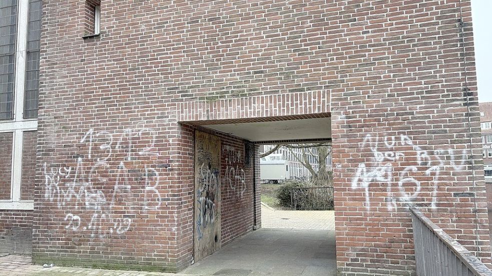 Das Gebäude der Martin-Luther-Kirche wurde beschmiert. Fotos: Stephanie Schuurman