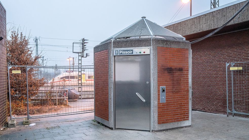 Jetzt neu eröffnet: das Mini-Klo neben dem Emder Bahnhof. Foto: Klaus Ortgies/Archiv