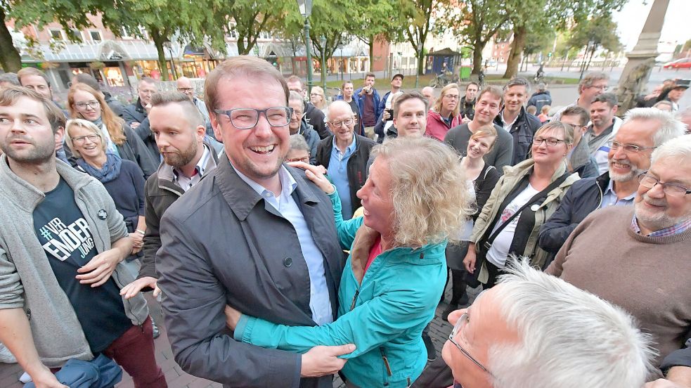 2019 von seinen Fans gefeiert: Tim Kruithoff gewinnt die OB-Wahl haushoch. Foto: Klaus Ortgies/Archiv