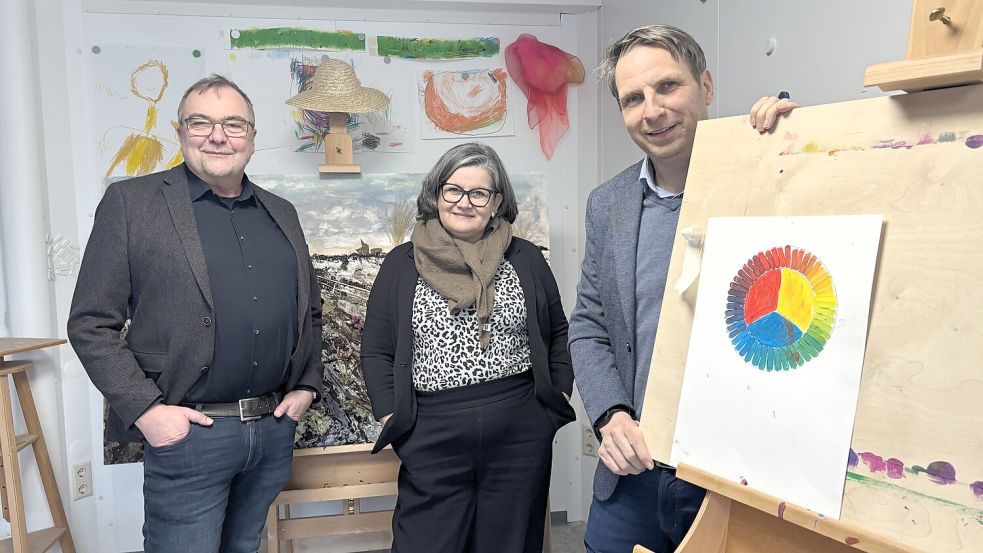Heiko Höfelmann, Leiter des Kinder- und Jugendbereichs der Lebenshilfe Leer (von links), Meike Arends, Leiterin der Tagesbildungsstätte und Dr. Lübbert R. Haneborger, Sprecher der Lebenshilfe setzen sich für Planungssicherheit ein. Foto: Vera Vogt