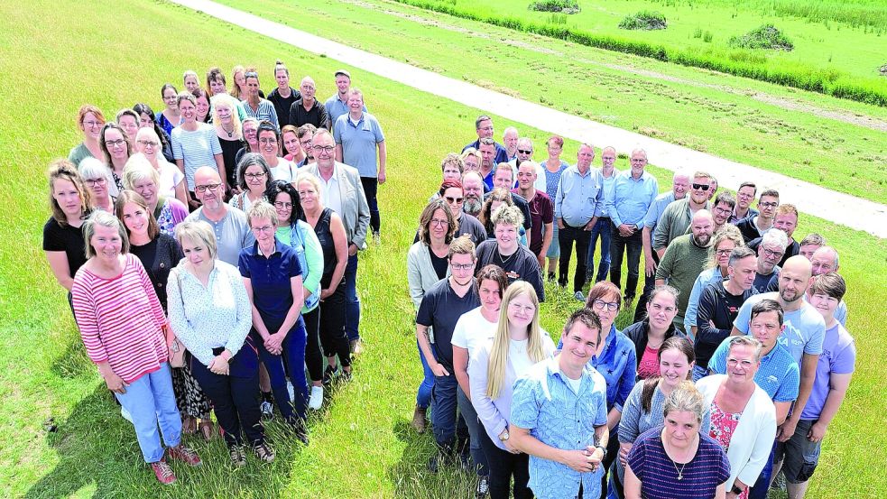 Runder Geburtstag 2024: Mitarbeiterinnen und Mitarbeiter der Lebenshilfe Leer formen eine große „60“ am Emsdeich in Leer. Foto: Lebenshilfe