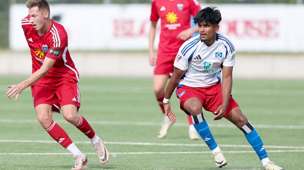 Nilavan Prabakaran (rechts), hier eine Szene aus dem Spiel im September 2024 gegen Kickers, stellt sicht bei den Emdern gerade im Probetraining vor. Archivfoto: Doden/Emden