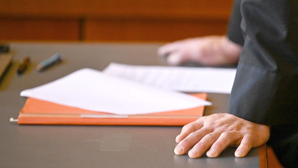 Akten liegen im Gerichtssaal auf einem Tisch. Symbolfoto: Swen Pförtner/dpa