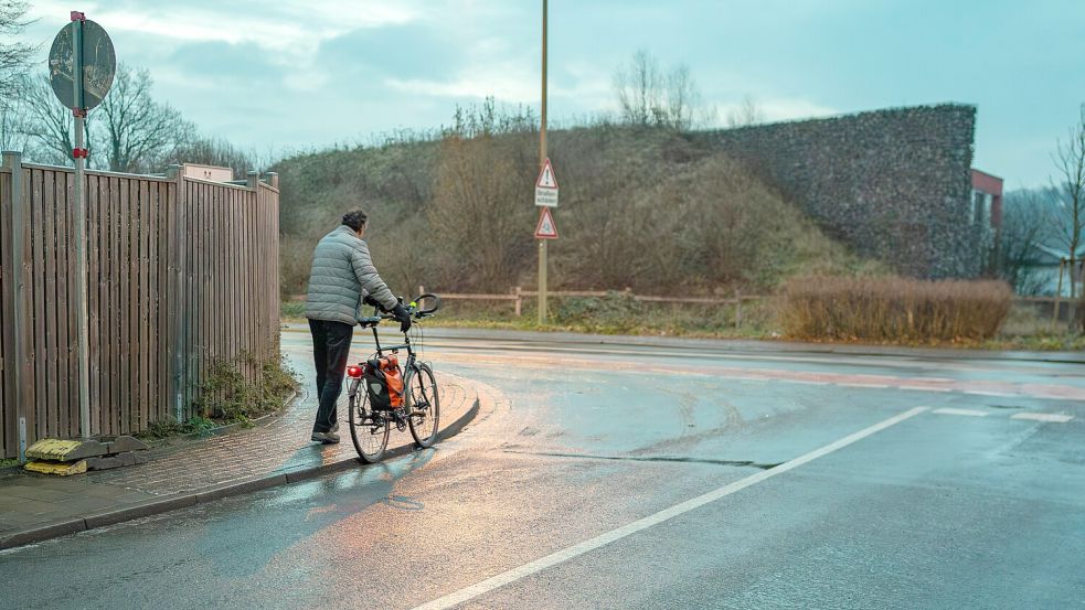 Wer sein Rad liebt, schiebt - jedenfalls an diesem 23. Januar, denn da sorgen die Witterungsbedingungen für extreme Glätte in und um Osnabrück. Foto: Benjamin Beutler