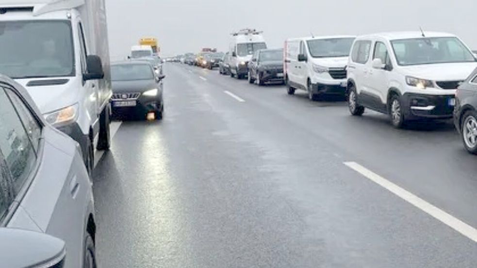 Auf der A31 ging seit dem frühen Morgen gar nichts mehr: Das Glatteis legte den Verkehr lahm. Foto: privat