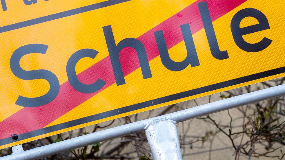 Eltern hatten kritisch hinterfragt, warum die Schule im Kreis Leer nicht ausgefallen ist. Foto: Julian Stratenschulte/dpa