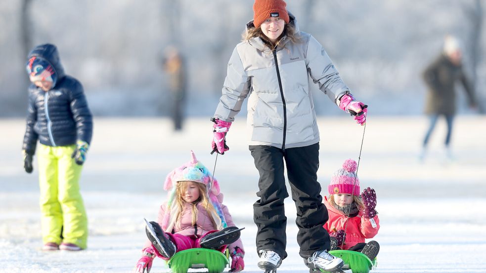 Das Eis in Neermoor bietet die verschiedensten Möglichkeiten der Fortbewegung. Fotos: Jens Doden