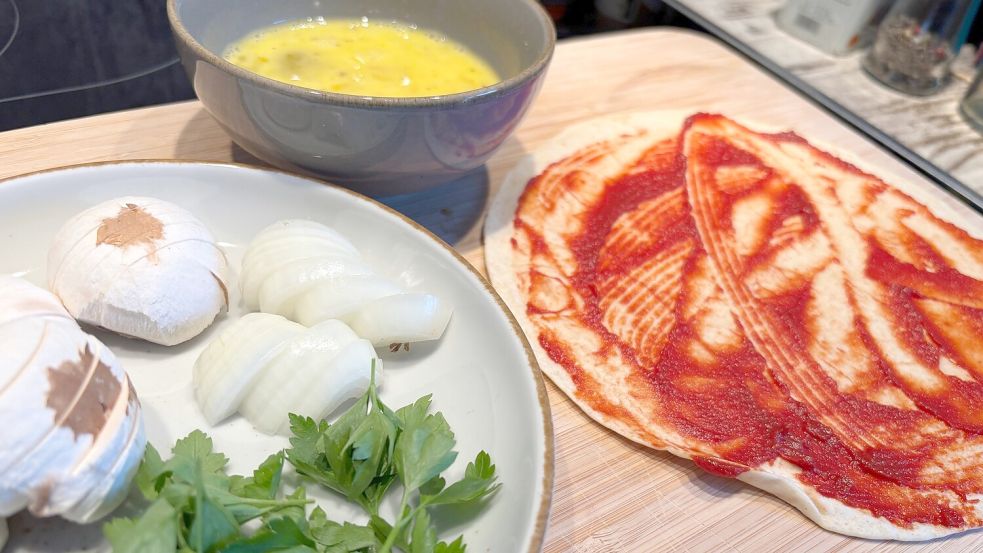 Es sind nur wenige Handgriffe für die Zubereitung der Eier-Wraps nötig. Foto: Carmen Leonhard