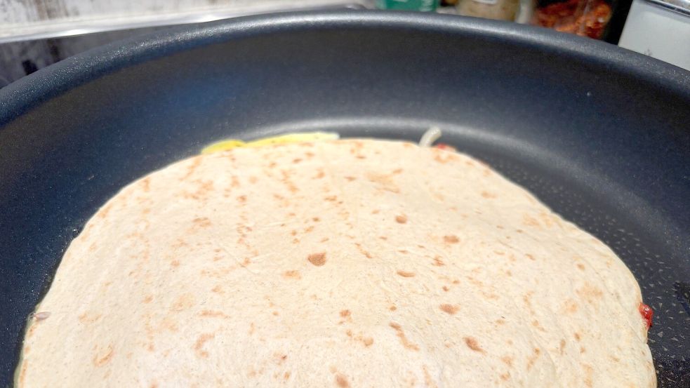 Erst Eier und Gemüse in die Pfanne, dann den Wrap – das geht einfach. Das Wendemanöver ist etwas umständlicher. Foto: Carmen Leonhard