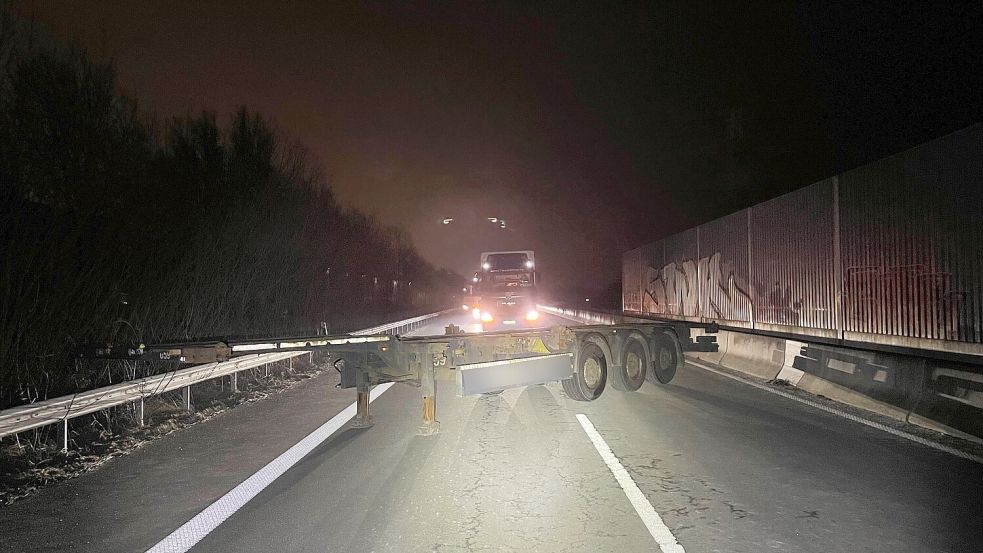 Unbekannte Täter haben in der Nacht zu Samstag einen gestohlenen Sattelauflieger quer über die A281. Foto: Polizei Bremen / dpa