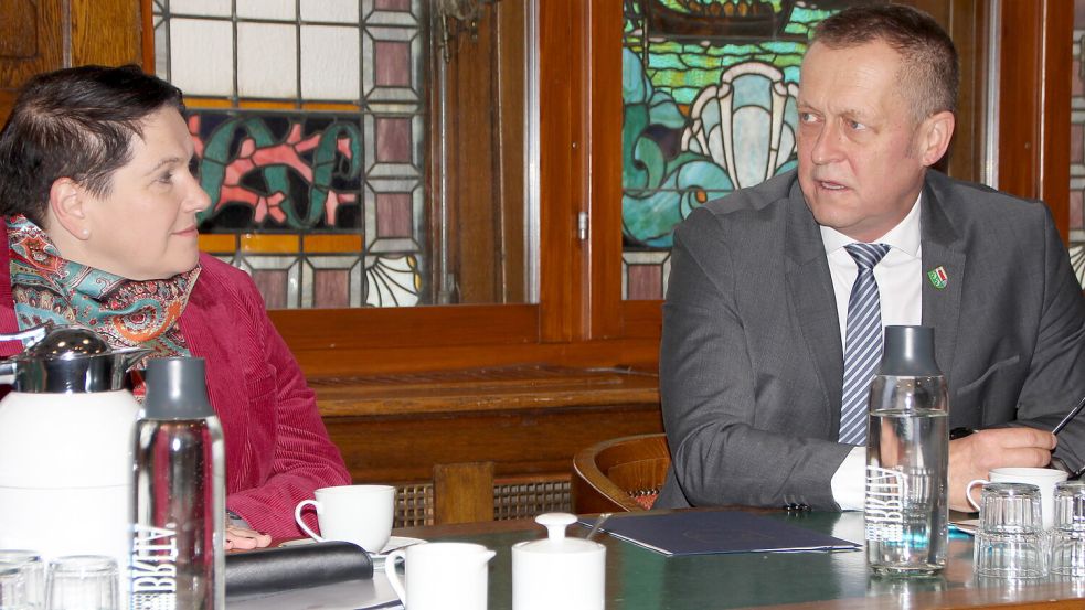 SPD-Ministerin Melanie Walter und Bürgermeister Jürgen Akkermann hoben die Bedeutung eines RVZ/MVZ für Borkum hervor. Foto: Florian Ferber