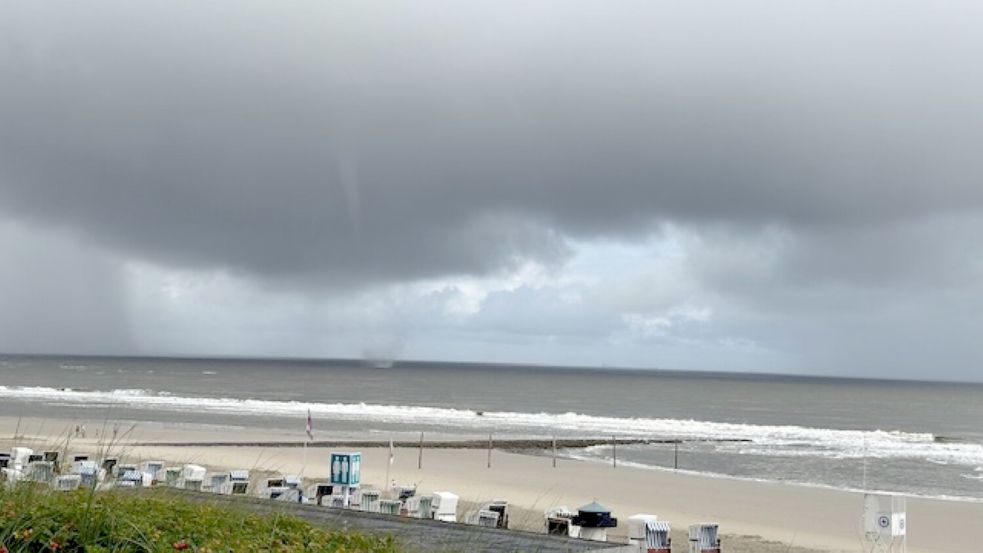 Ein Tornado nähert sich am 2. August 2025 von Norden her Wangerooge. "Auf einer Breite von etwa 80 Metern wurden rund 25 Strandkörbe umgeweht. Der Bereich war eng und deutlich begrenzt. Außerdem wurden zwei Flaggenmasten umgeweht, einer davon, ein Metallmast, regelrecht abgeknickt. Vor dem Unwetter flaute der Wind vollständig ab. Vor der Schauerzelle bildete sich die Wasserhose. Nachfolgend gab es Starkregen und der Wind frischte rasch auf, auf bis zu 55 km/h im Laufe des Tages." So ein Augenzeugenbericht. Foto: Katja Geißler/Tornadoliste