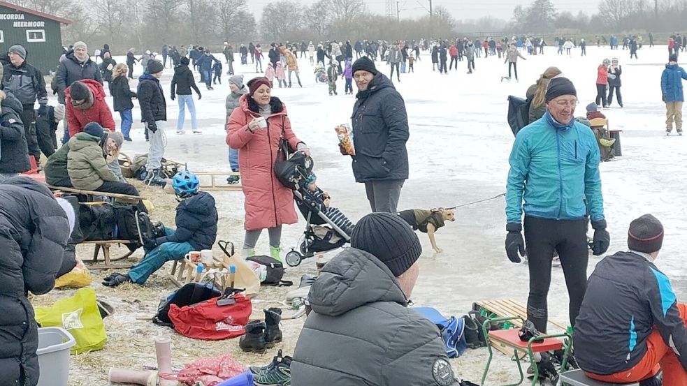 Sonnenschein fehlte, aber das tat dem Eisspaß keinen Abbruch. Rund 3500 Leute Winterfans strömten am Wochenende nach Neermoor aufs Eis. Foto: Lilienthal