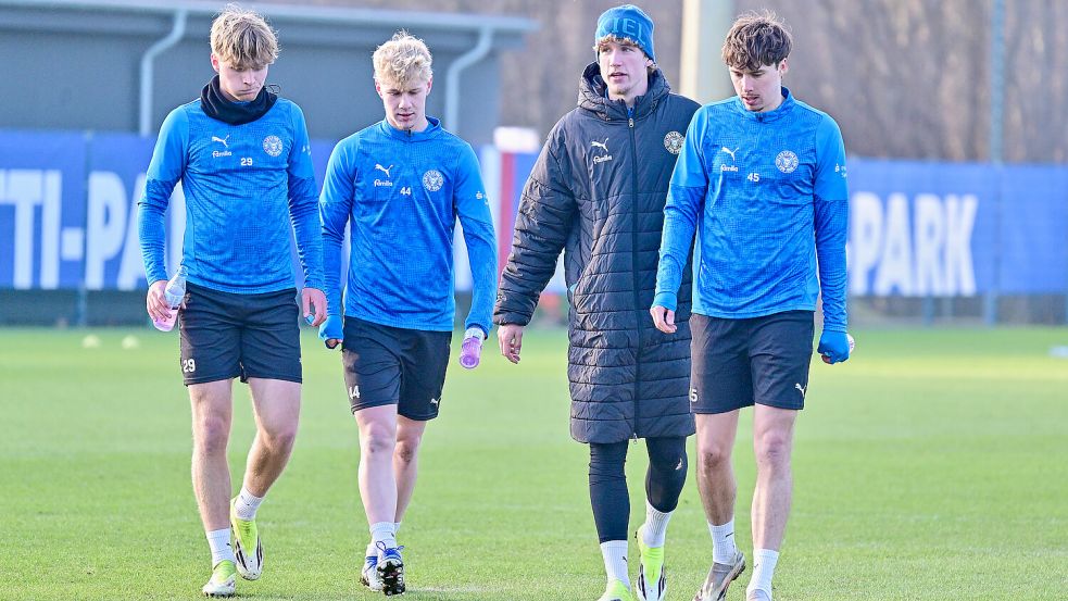 Bis vor wenigen Tagen stand Luca Prasse (Zweiter von links) noch mit den Zweitliga-Profis von Holstein Kiel und dem anderen Kiel-Ostfriesen Lasse Rosenboom (Zweiter von rechts) auf dem Trainingsplatz. Nun ist Prasse bis zum Sommer woanders am Ball. Foto: Imago