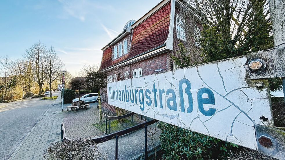 Wird das Schild der Hindenburgstraße bald abgehängt? Foto: Klaus Ortgies/Archiv