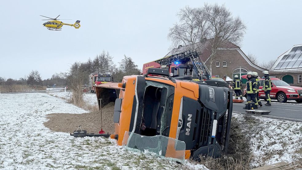 Der Fahrer des verunfallten Lastwagens musste mit dem Hubschrauber ins Krankenhaus gebracht werden. Foto: Feuerwehr Norden