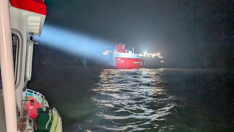 Eine Aufnahme von Bord der „Hamburg“ (Aufnahmezeitpunkt ca. 0.25 Uhr). Das Foto zeigt den Suchscheinwerfer des Borkumer Seenotrettungskreuzers auf den Havaristen gerichtet. Foto: Die Seenotretter – DGzRS