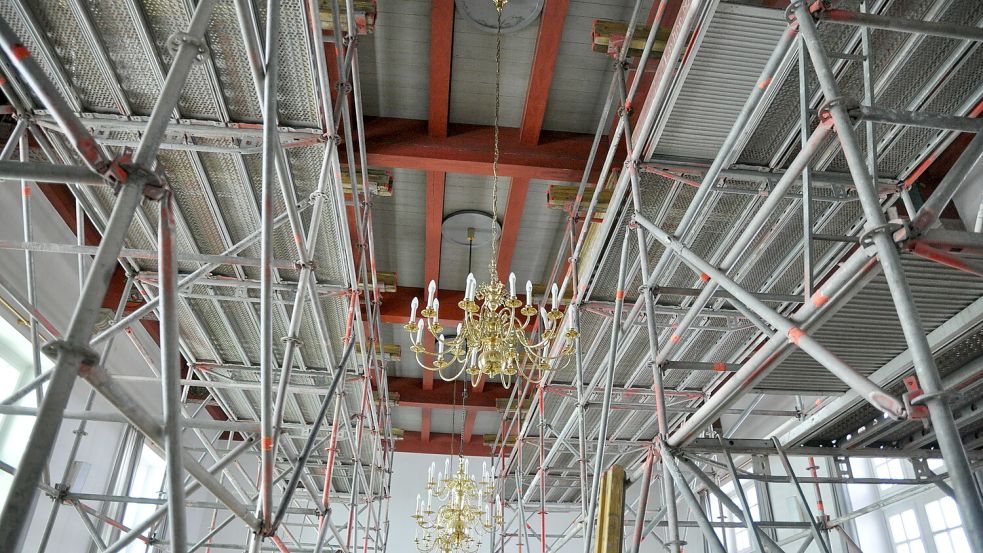 Im Ubbo-Emmius-Gymnasium in Leer geht die Sanierung weiter. Das Dach ist inzwischen eingedeckt, doch innen gehen die Arbeiten weiter. Foto: Bodo Wolters/Archiv