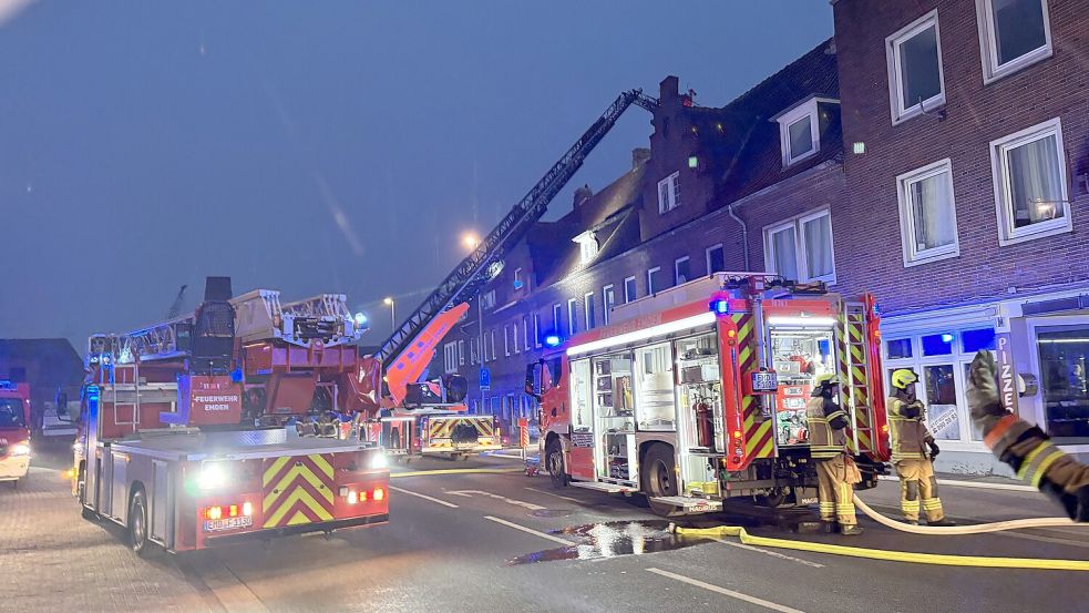 Löschangriff von vorn: Hinter dem Gebäude an der Nesserlander Straße brannte es. Fotos: Stephanie Schuurman