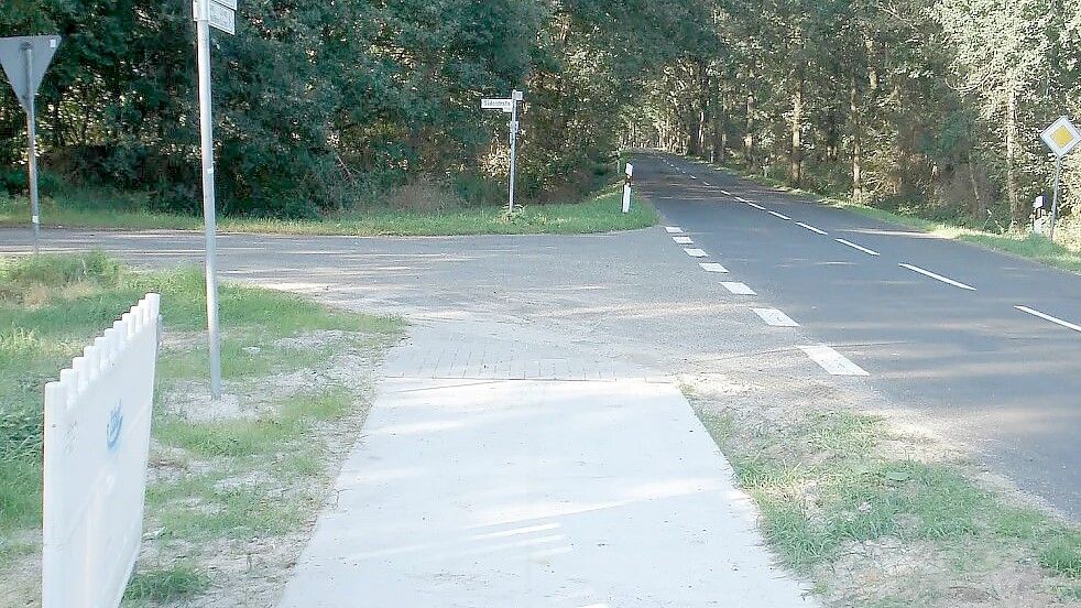 Aus Nortmoor kommend endet der Betonradweg an der K 17 an der Süderstraße. Foto: Friedhelm Müller-Düring/Archiv