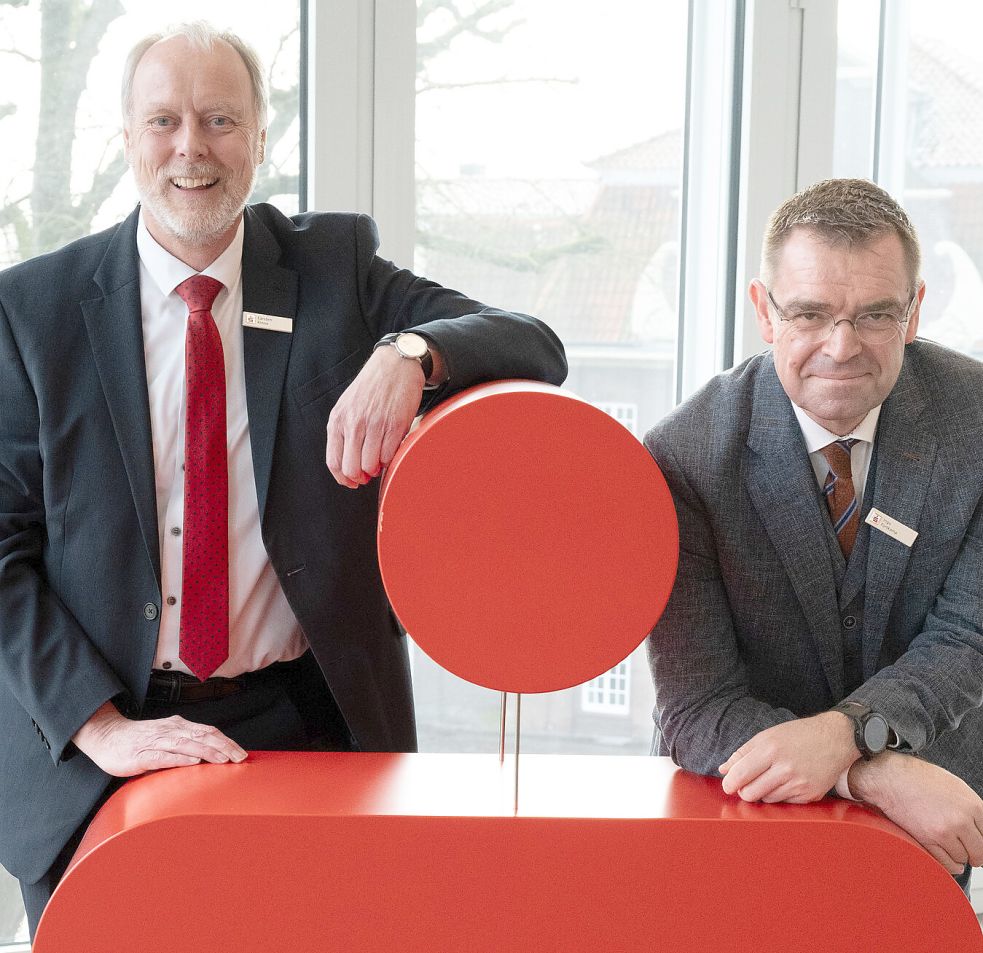 Stellvertretender Vorstandsvorsitzender Ingo Fortkamp (rechts) und Vorstandsvorsitzender Carsten Rinne beantworteten Fragen ums Jahr 2025 bei der Sparkasse Leer-Wittmund. Foto: Klaus Ortgies