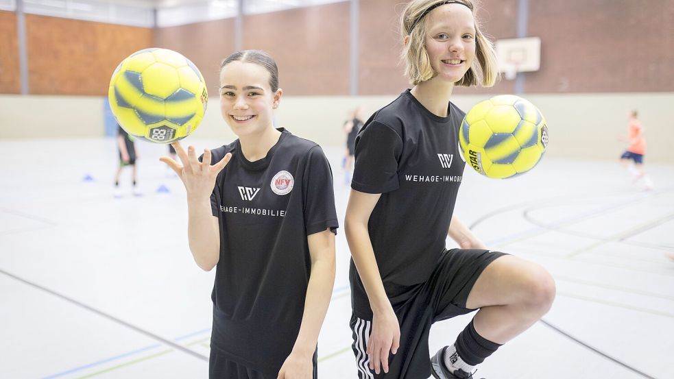 Leni Bartz (links) und Marta Augustin träumen davon, eines Tages im Trikot von Bayern, Wolfsburg oder Barcelona zu spielen. Foto: Swaantje Hehmann