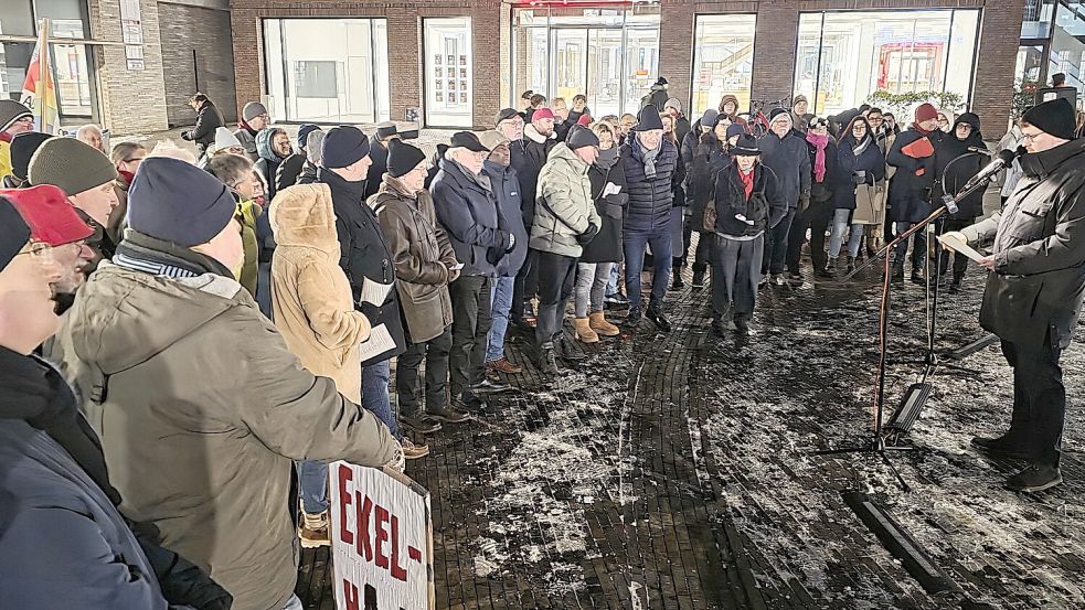Gut 100 Menschen kamen zum Denkmalsplatz. Foto: Bodo Wolters