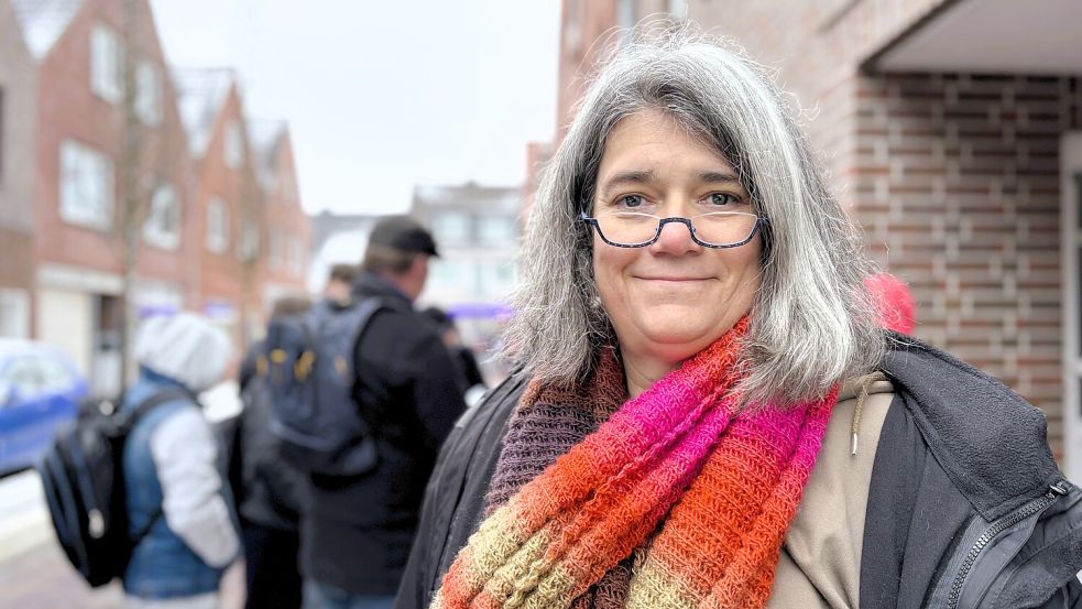 Susanne Hermanns bei der Stolperstein-Tour in Aurich. Sie hat den Aktionstag an der KGS Wiesmoor gemeinsam mit Steffi Reitz, Bianca Zubayko und Jan Altmann organisiert – unterstützt vom gesamten Kollegium. Foto: Klaus Ortgies