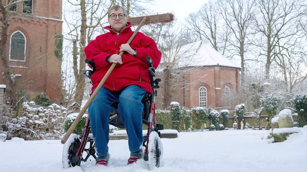 Henny Deterts aus Pewsum ist gehbehindert und auch in ihrer Wohnung auf einen Rollator angewiesen. Wie sie das Laub der Kirchenkastanien auf ihrem Grundstück entfernen soll, weiß sie nicht. Foto: Klaus Ortgies