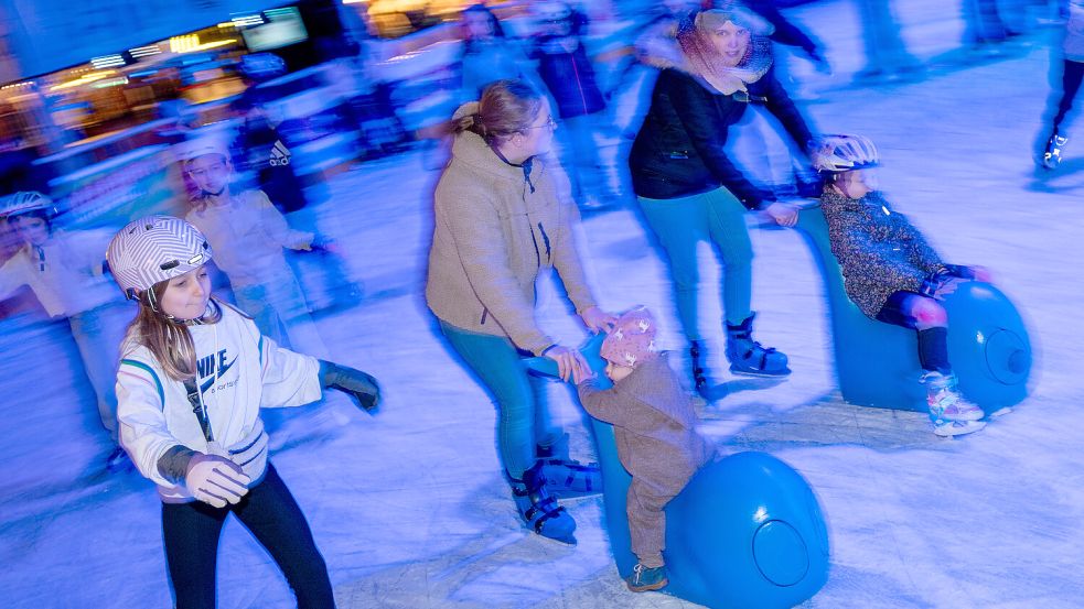 Die Eiszeit in Emden ist eröffnet und lädt auch an diesem Wochenende zum Schöfeln ein. Foto: Klaus Ortgies