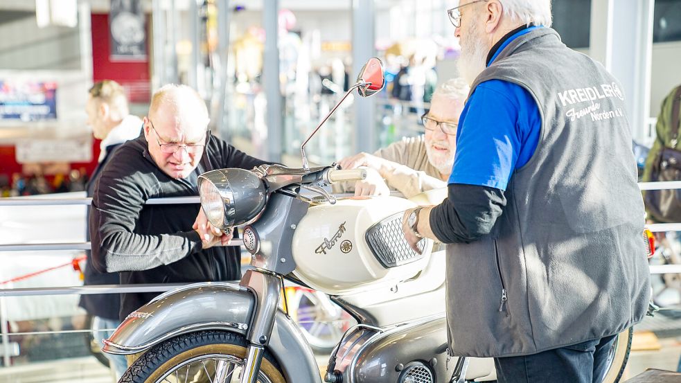 Fachsimpeln und alte Fahrzeuge bewundern: Die Bremen Classic Motorshow wird wieder viele Besucher aus dem ganzen Nordwesten anlocken. Foto: M3B GmbH, Sven Wedemeyer