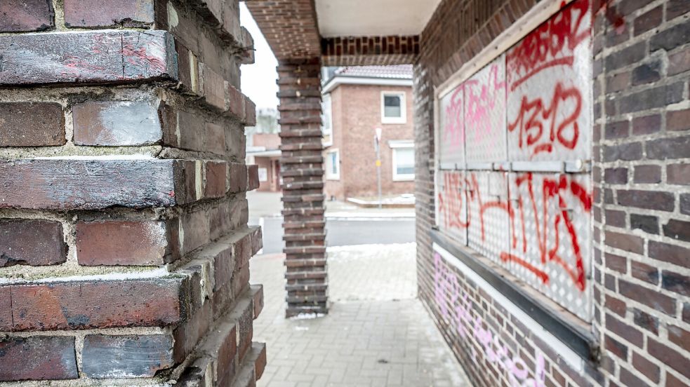 Besonders geklinkerte Säulen: Das macht den Backsteinexpressionismus aus. Die einstigen Bretterwände dazwischen sind schon entfernt.
