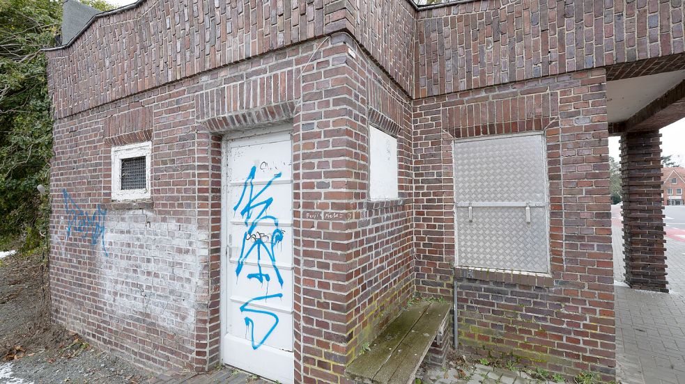 Die gesamte Klinkerfassade soll aufgearbeitet werden, nicht nur die Farbschmierereien sollen verschwinden.
