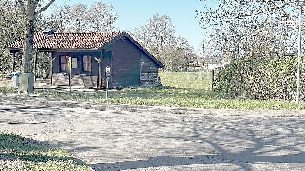 Lange Jahre diente das Holzhaus am Bolzplatz als Treffpunkt. Die Hütte ist auch als Raststation für Fahrradfahrer beliebt. Sie soll ein Stück versetzt werden. Foto: Tatjana Gettkowski/Archiv
